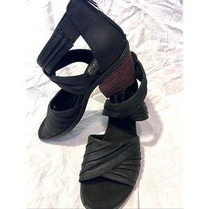 Bella Vita Women's Quinnell Faux Leather Block Heel Sandals Black Size 9.5 NWOT